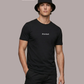 Ein Mann mit Anglerhut trägt ein schwarzes T-Shirt mit einem kleinen, weißen „Standhaft“-Schriftzug auf der Brust.