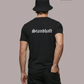 Ein Mann von hinten mit Anglerhut und schwarzem T-Shirt mit weißem „Standhaft“-Schriftzug im altdeutschen Stil auf dem Rücken.