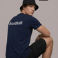 Ein Mann von hinten mit Anglerhut und dunkelblauem T-Shirt mit weißem „Standhaft“-Schriftzug im altdeutschen Stil auf dem Rücken.