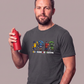 Mann im grauen T-Shirt mit „All Colors Are Beautiful“-Print hält eine rote Sprühdose vor grauem Hintergrund.