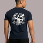 Rückansicht eines Mannes im dunkelblauen T-Shirt mit „Matchday“-Rückenprint, der ein Megafon in der Hand hält.
