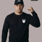 Ein Mann mit schwarzer „STHF“-Basecap und erhobener Faust trägt einen schwarzen Pullover mit einem weißen Wappen-Logo samt Adlergrafik und „STANDHAFT“-Schriftzug auf der linken Brust.