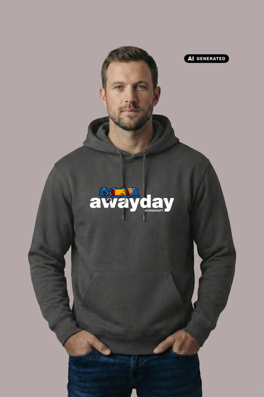 Mann in dunkelgrauem Hoodie vor grauem Hintergrund. Auf der Brust ist der weiße Schriftzug „awayday STANDHAFT“ mit einer bunten Sitzreihen-Grafik.