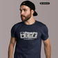 Bärtiger Mann mit schwarzer Cap im dunkelblauen T-Shirt mit dem Aufdruck „STANDHAFT“ und vier Motivkarten.