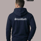 Ein Mann von hinten in einem dunkelblauen Hoodie mit weißem „Standhaft“-Schriftzug im altdeutschen Stil auf dem Rücken.