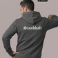 Ein Mann von hinten in einem dunkelgrauen Hoodie mit weißem „Standhaft“-Schriftzug im altdeutschen Stil auf dem Rücken.