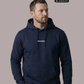 Ein Mann trägt einen dunkelblauen Hoodie mit einem kleinen, weißen „Standhaft“-Schriftzug auf der Brust.