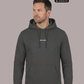 Ein Mann trägt einen dunkelgrauen Hoodie mit einem kleinen, weißen „Standhaft“-Schriftzug auf der Brust.