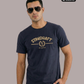 Ein Mann mit Sonnenbrille trägt ein dunkelblaues T-Shirt mit goldenem „STANDHAFT“-Schriftzug und Lorbeerkranz-Logo auf der Brust.