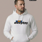 Ein Mann mit Dreitagebart trägt einen weißen Hoodie mit dem Aufdruck „awayday standhaft“ und hat die Hände in den Taschen. Er blickt seitlich weg.