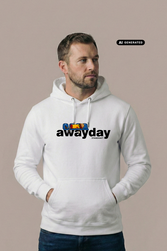 Ein Mann mit Dreitagebart trägt einen weißen Hoodie mit dem Aufdruck „awayday standhaft“ und hat die Hände in den Taschen. Er blickt seitlich weg.