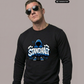 Ein Mann trägt einen schwarzen Pullover mit einem blauen Comic-Grafik-Print und dem Schriftzug „STANDHAFT“.