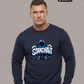 Ein Mann trägt einen dunkelblauen Pullover mit einem blauen Comic-Grafik-Print und dem Schriftzug „STANDHAFT“.