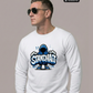 Ein Mann trägt einen weißen Pullover mit einem blauen Comic-Grafik-Print und dem Schriftzug „STANDHAFT“.
