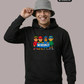 Ein Mann trägt einen schwarzen Hoodie mit einem bunten Comic-Grafik-Print und dem Schriftzug „NO RESPECT“.
