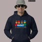 Ein Mann trägt einen dunkelblauen Hoodie mit einem bunten Comic-Grafik-Print und dem Schriftzug „NO RESPECT“.