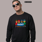 Ein Mann trägt einen schwarzen Pullover mit einem bunten Comic-Grafik-Print und dem Schriftzug „NO RESPECT“.