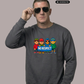 Ein Mann trägt einen dunkelgrauen Pullover mit einem bunten Comic-Grafik-Print und dem Schriftzug „NO RESPECT“.