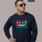 Ein Mann trägt einen dunkelblauen Pullover mit einem bunten Comic-Grafik-Print und dem Schriftzug „NO RESPECT“.