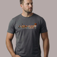Mann blickt zur Seite und trägt ein dunkelgraues Shirt mit bunt gefülltem „STANDHAFT“-Schriftzug auf der Brust.