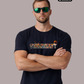 Dunkelblaues T-Shirt mit „STANDHAFT“-Schriftzug samt Fankurven-Grafik, getragen von einem Mann mit Sonnenbrille.