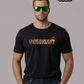 Schwarzes T-Shirt mit „STANDHAFT“-Schriftzug samt Fankurven-Grafik, getragen von einem Mann mit Sonnenbrille.