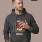 Ein Mann trägt einen dunkelgrauen Hoodie mit einem bunten Comic-Grafik-Print einer Pyro-Figur vor einer Größenskala.