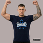 Ein Mann trägt ein dunkelblaues T-Shirt mit einem blauen Comic-Grafik-Print und dem Schriftzug „STANDHAFT“.