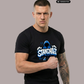 Ein Mann trägt ein schwarzes T-Shirt mit einem blauen Comic-Grafik-Print und dem Schriftzug „STANDHAFT“.
