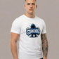 Ein Mann trägt ein weißes T-Shirt mit einem blauen Comic-Grafik-Print und dem Schriftzug „STANDHAFT“.