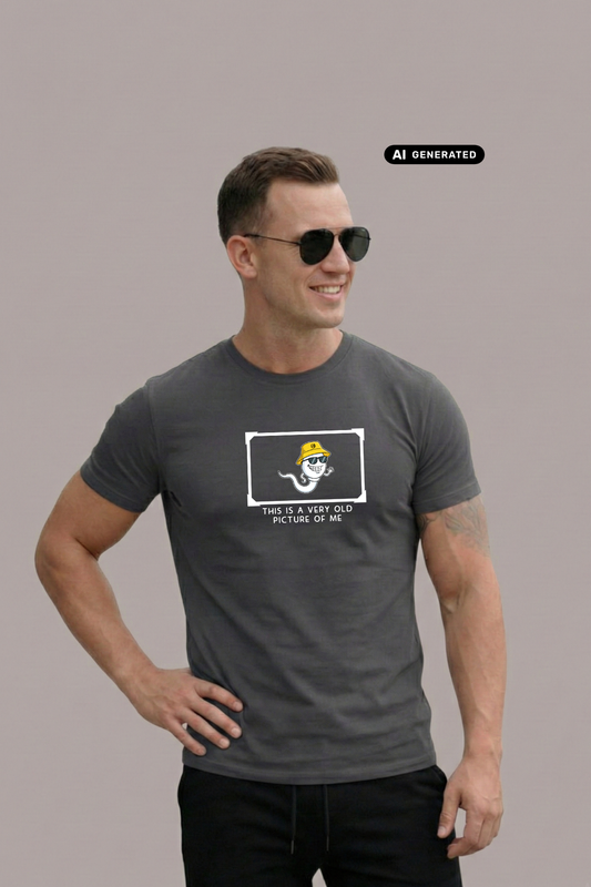 Ein Mann mit Sonnenbrille trägt ein dunkelgraues T-Shirt mit einer Comic-Grafik auf der Brust.