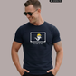 Ein Mann mit Sonnenbrille trägt ein dunkelblaues T-Shirt mit einer Comic-Grafik auf der Brust.