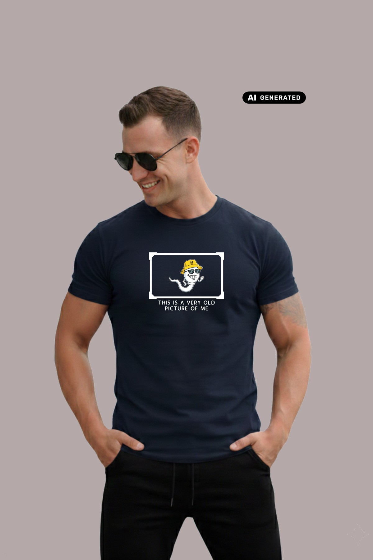 Ein Mann mit Sonnenbrille trägt ein dunkelblaues T-Shirt mit einer Comic-Grafik auf der Brust.